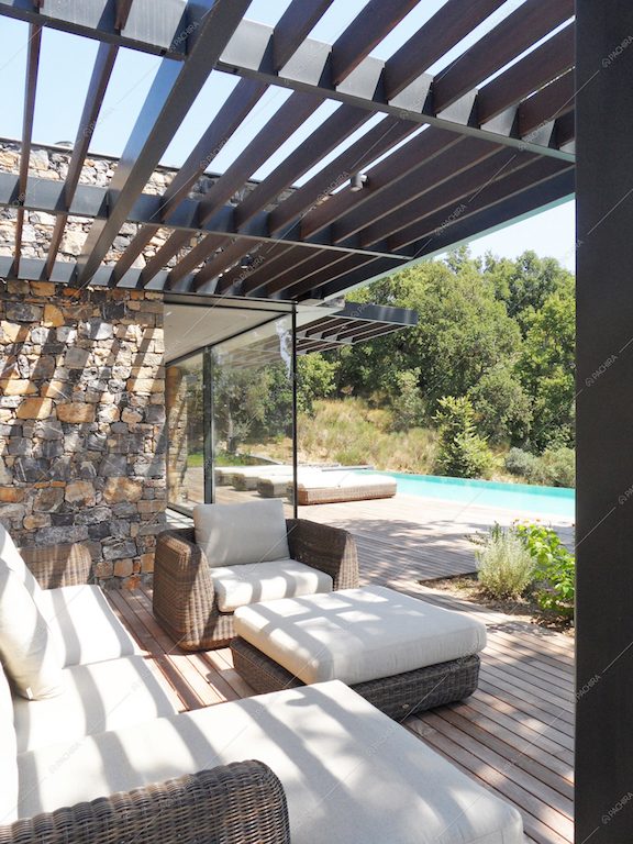 Veranda in legno con vista su piscina