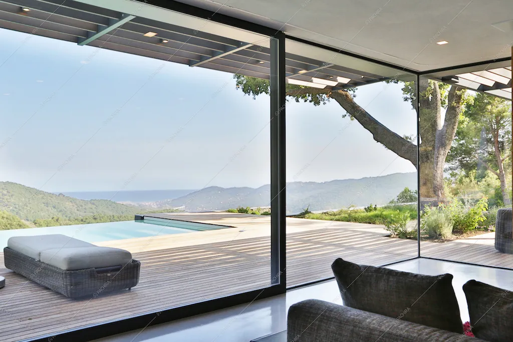 Infinity pool e vista mare dalle vetrate della Location Peperone