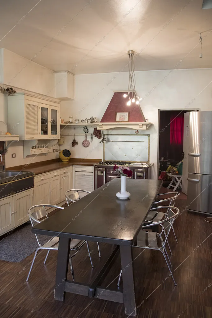 Sala da pranzo con cucina e cappa color magenta