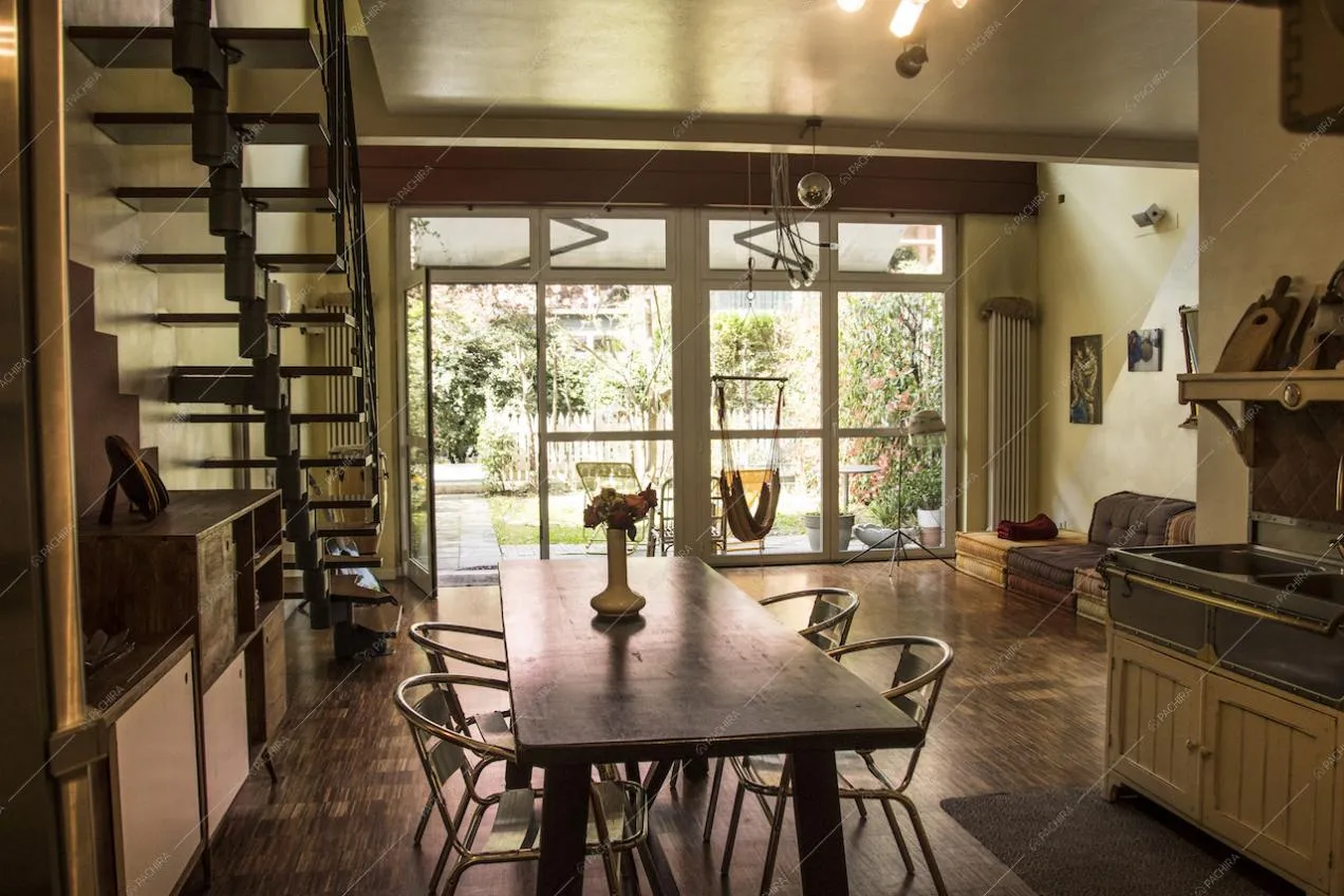 Vetrate nel living del Loft Strelizia