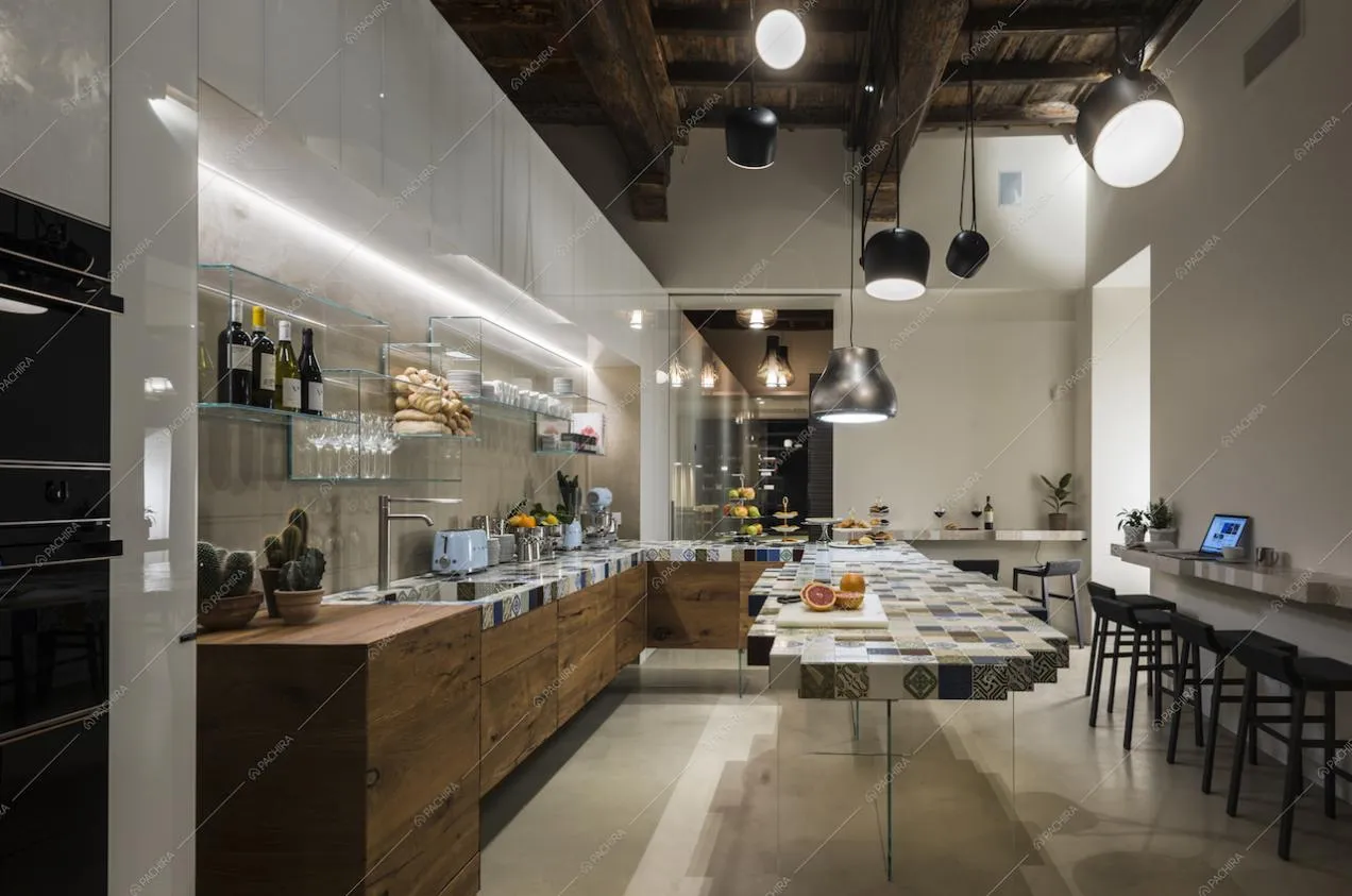 La lunga cucina a vista della Location Fiore di Vetro