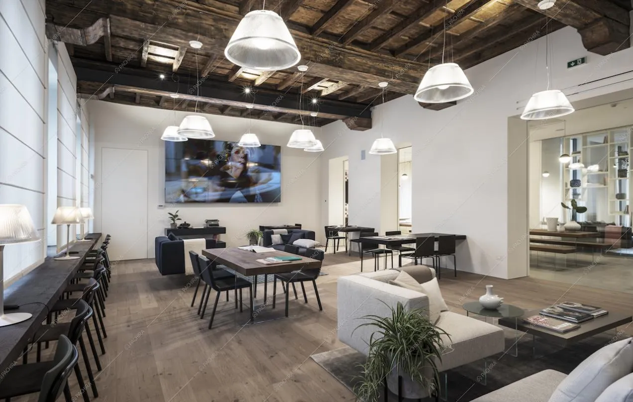 Pavimento in parquet e lampade di design