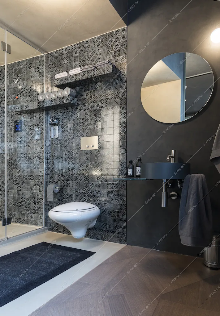 Bagno con pareti a mosaico
