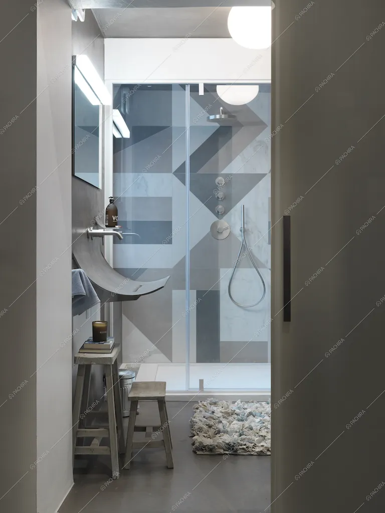 Bagno con arredi di design moderno e toni sul grigio