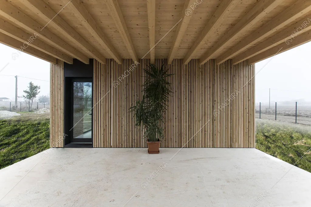 Veranda con soffitto in travi in legno a vista