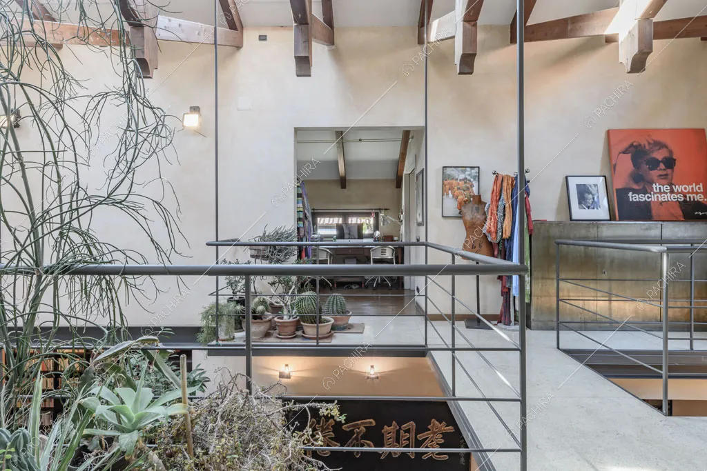 Pianerottolo con vista sulla zona living del loft Mindanao, location in stile contemporaneo a Milano