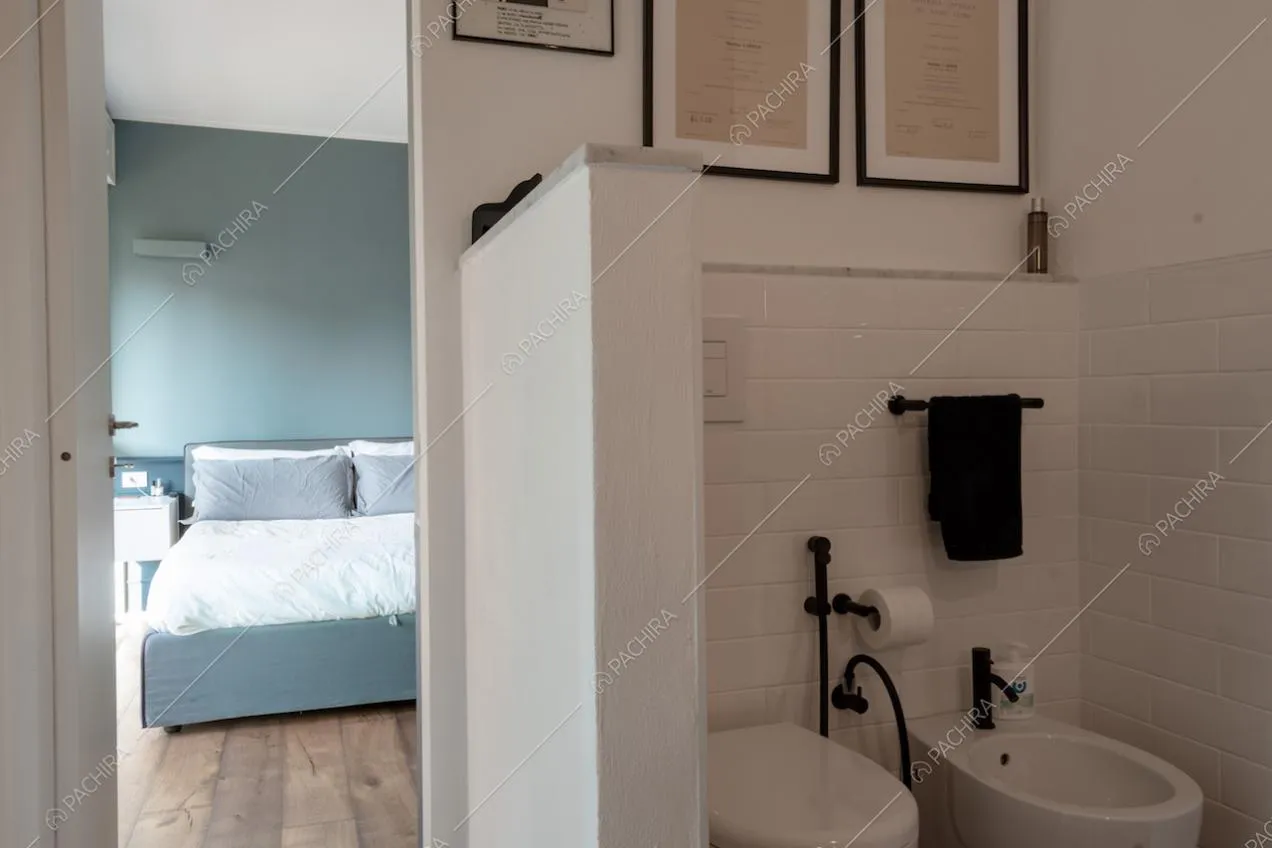 Scorcio della camera da letto vista dal bagno