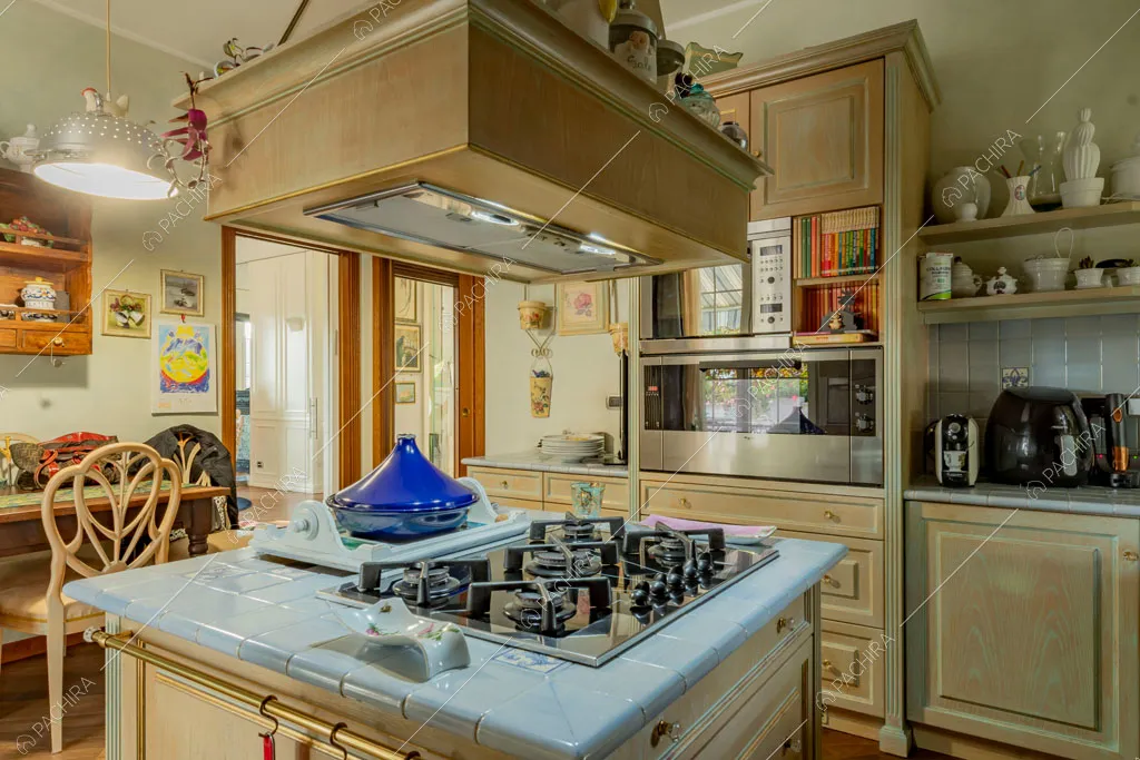 Cucina a isola della villa Ararat, location in stile classico a Milano