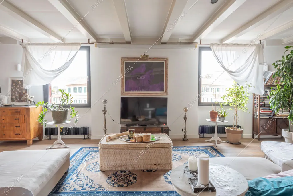 Pavimento in parquet nella sala dell'appartamento Uru, location in stile moderno a Roma