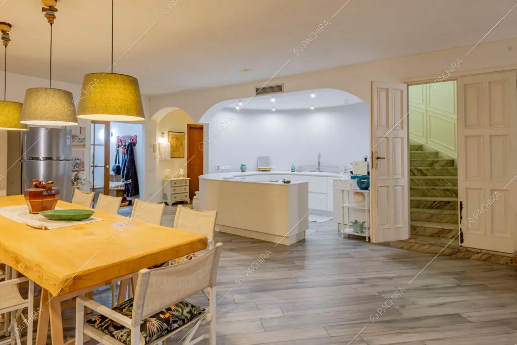 Cucina a vista della villa Ararat, location in stile classico a Milano