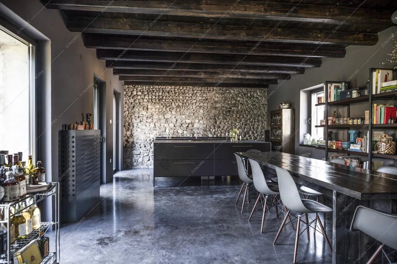 La cucina a vista e il tavolo della villa Barba