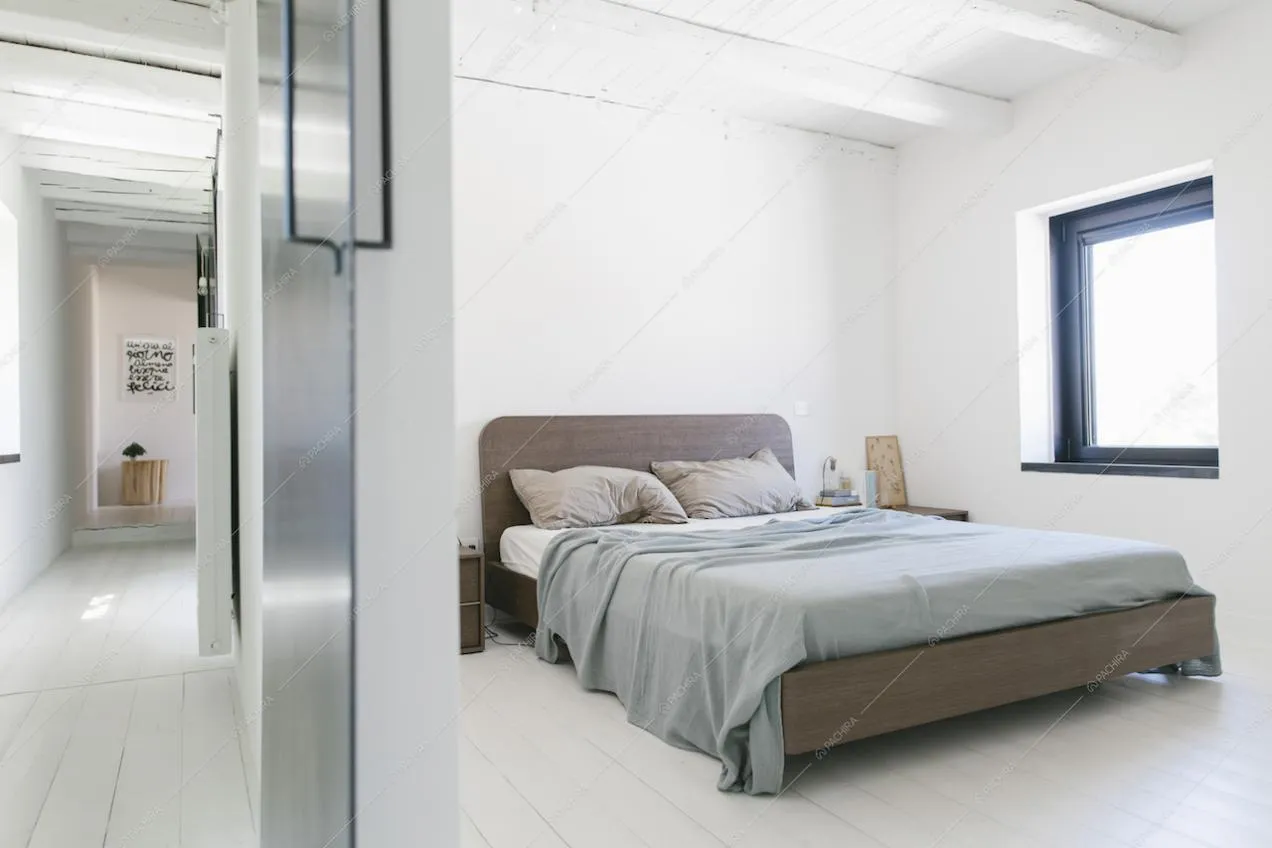 Camera da letto con travi a vista bianche