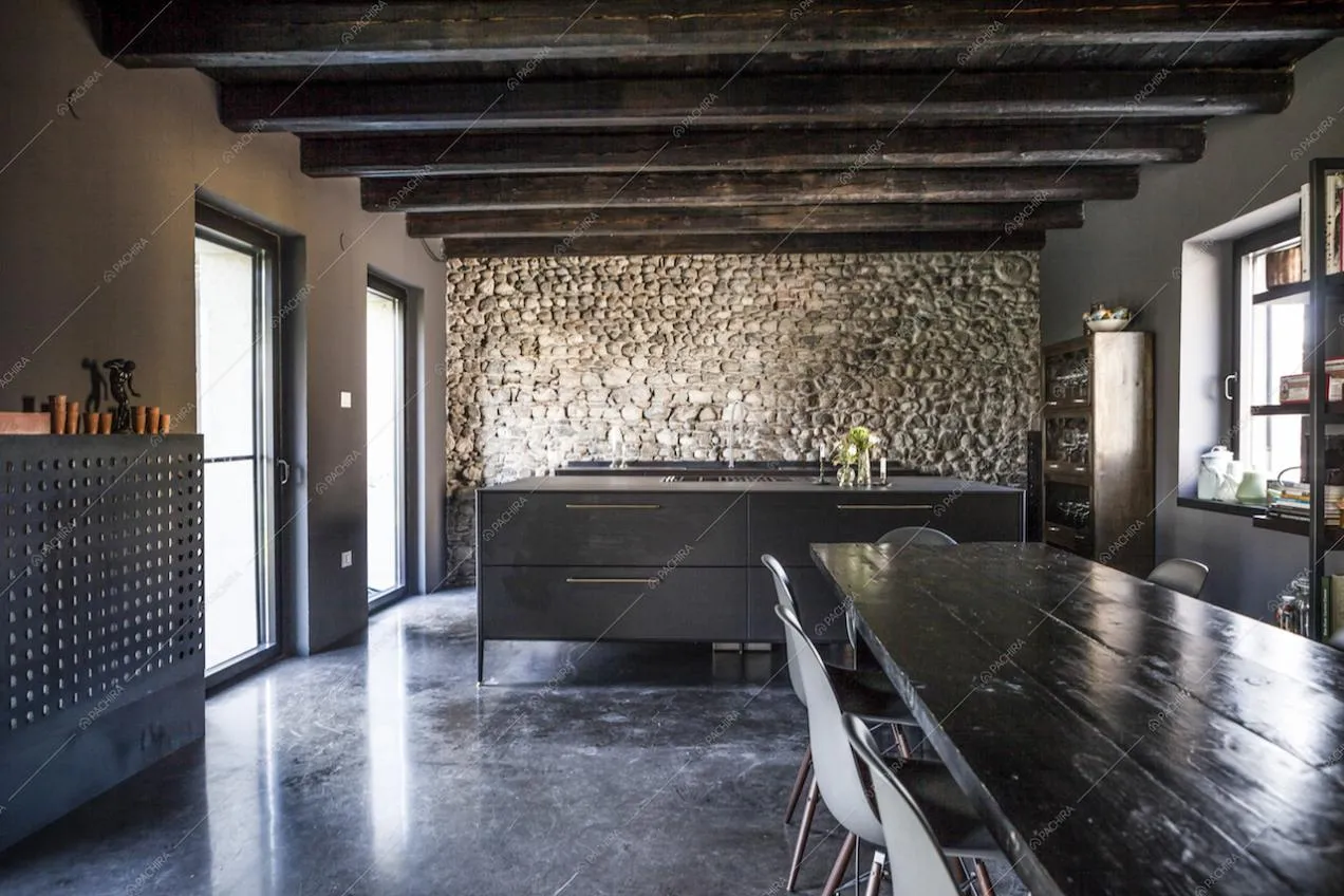 Cucina a isola e muro in pietra naturale