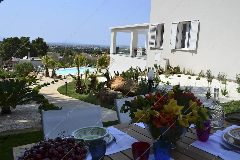Il giardino e il tavolo da pranzo della Location Castalda