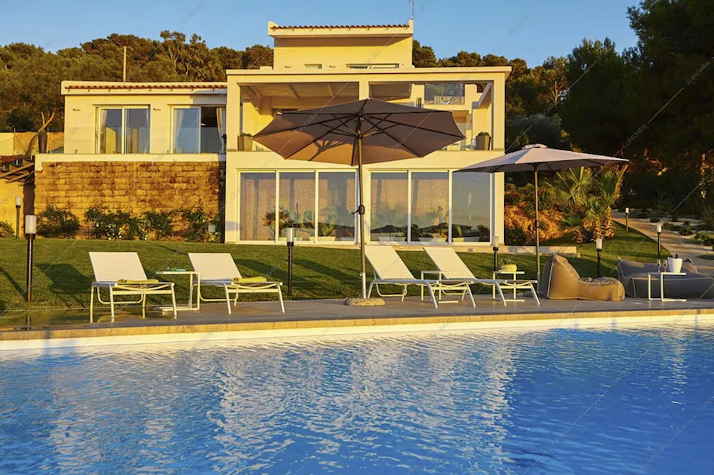 La Villa Castalda al tramonto e la piscina