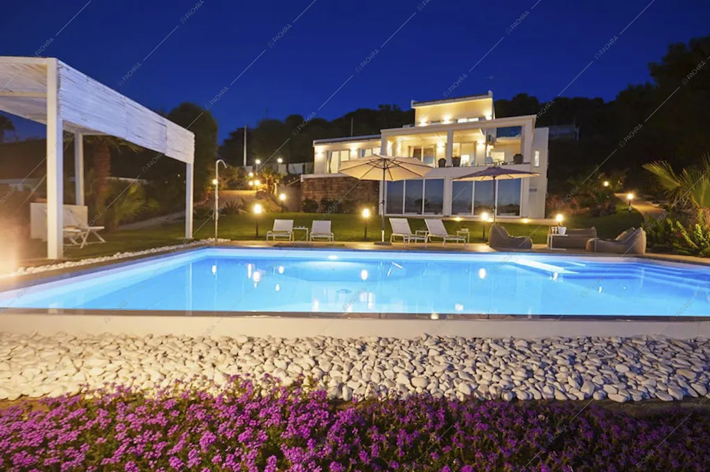 Piscina illuminata di notte