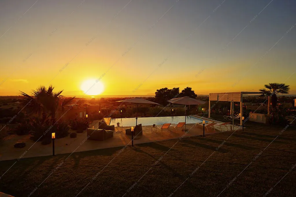 Il tramonto sulla piscina della Location Castalda