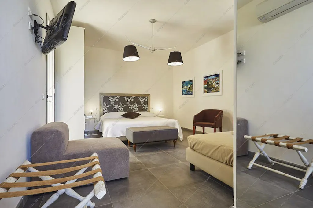 Camera da letto con pavimento in gres