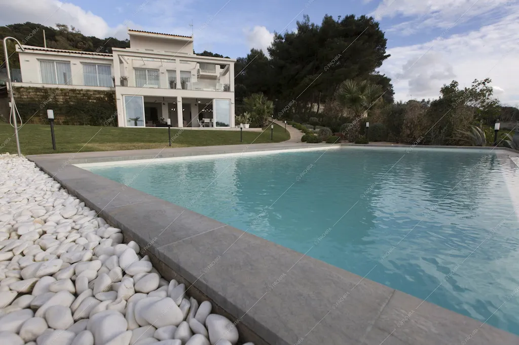 Villa moderna e piscina a sfioro