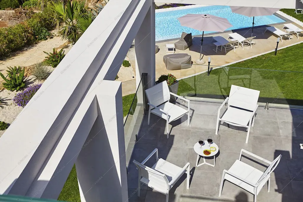 Vista dall'alto sulla piscina e sulla zona relax