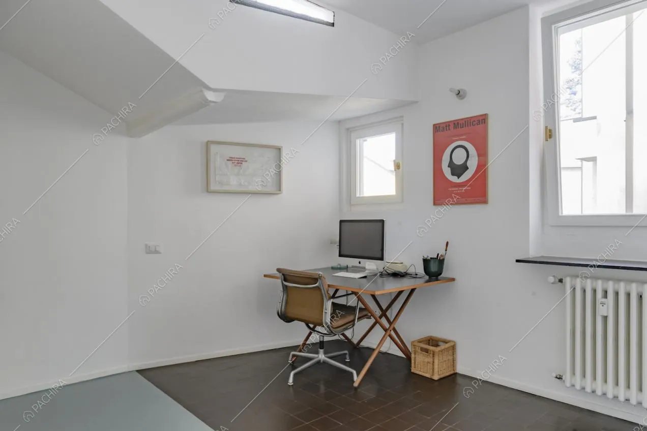 Zona lavoro con scrivania in legno