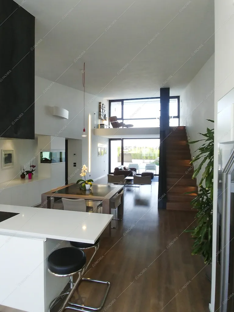 Cucina a vista e soppalco