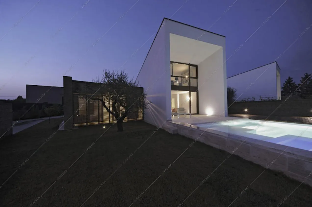 La piscina e gli esterni in tufo