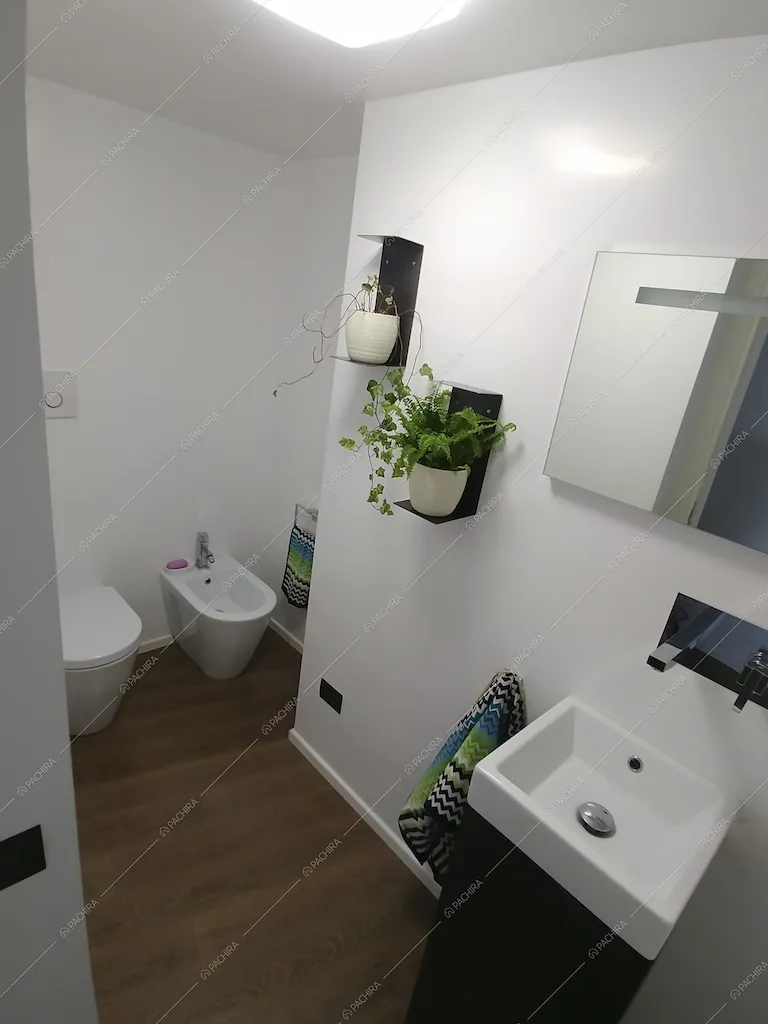 Il bagno moderno della Location Fieno