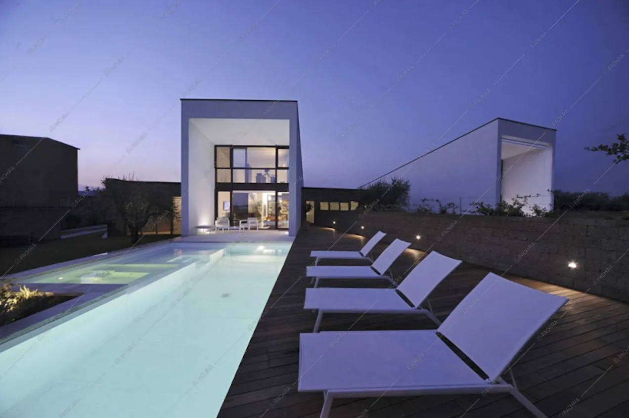 La piscina con idromassaggio illuminata