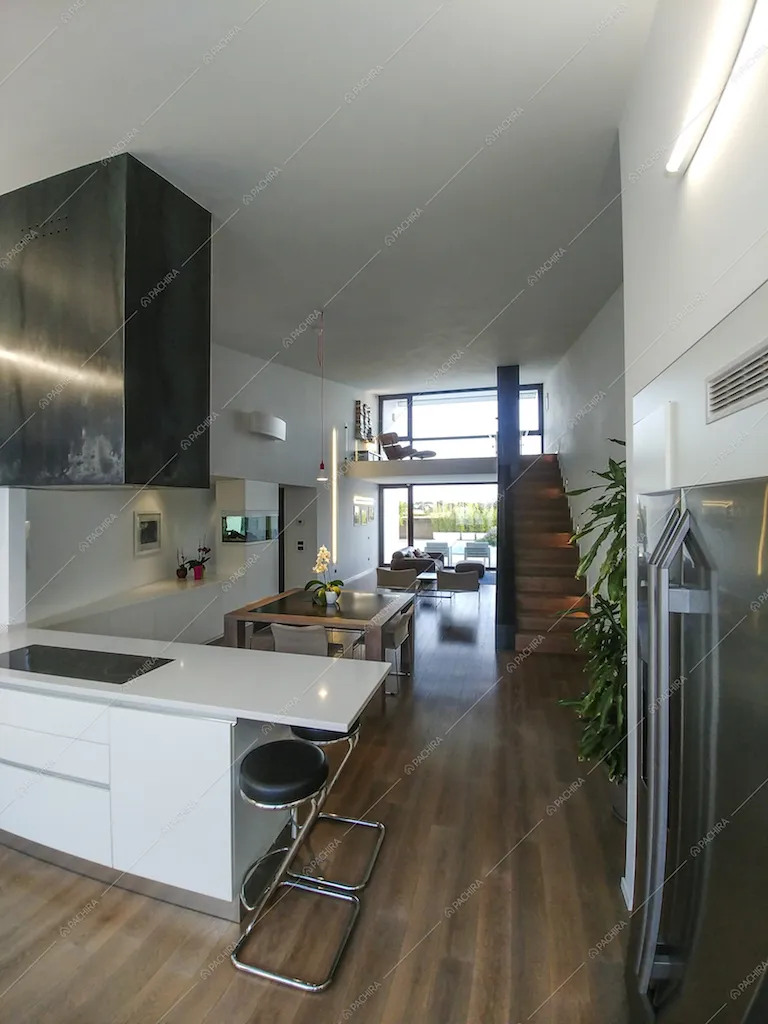 Cucina open space e pavimento in legno
