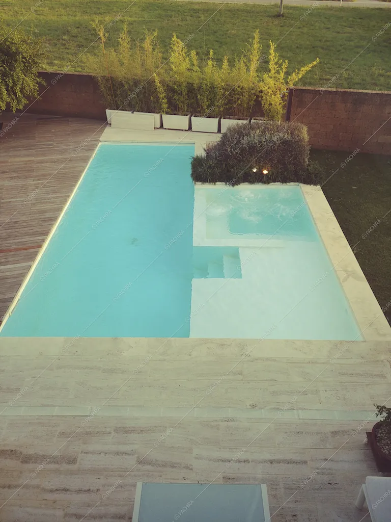 La piscina a sfioro della Location Fieno
