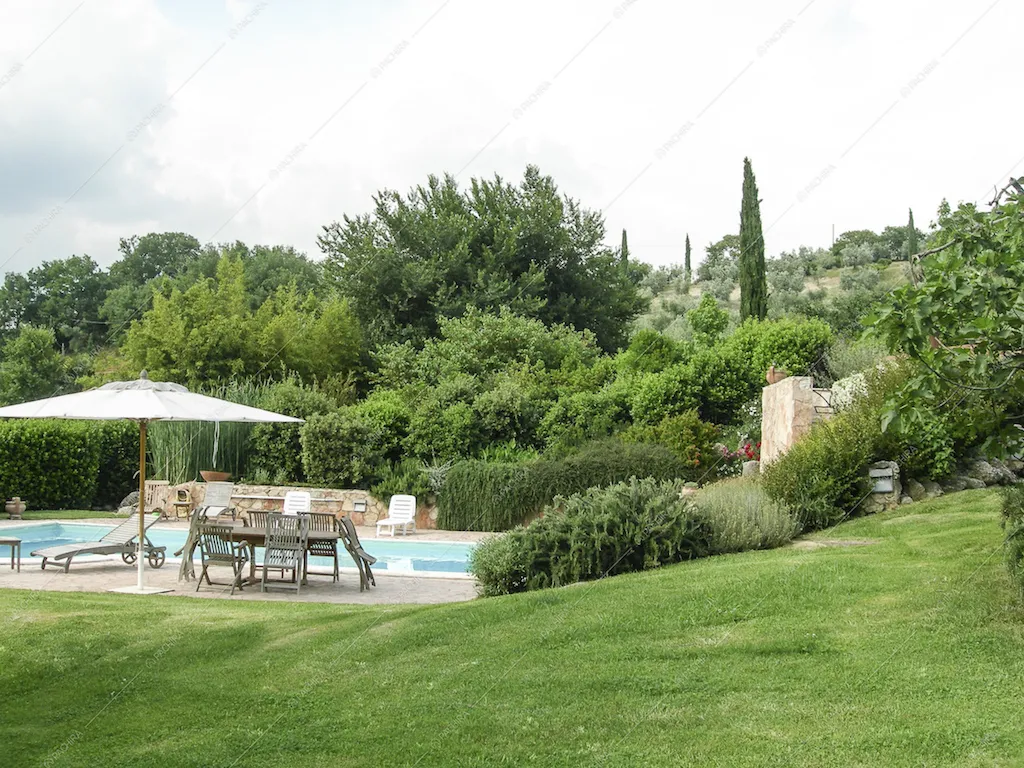Il giardino e la piscina della Location Broccolo