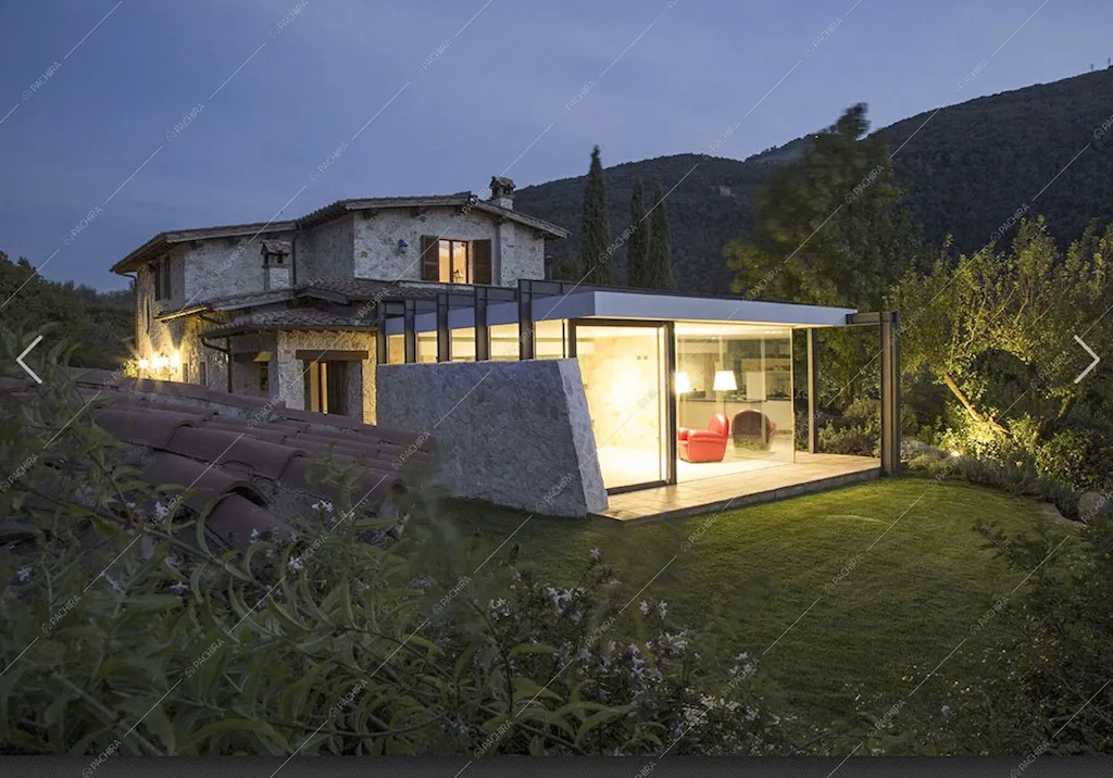 La villa moderna illuminata di notte