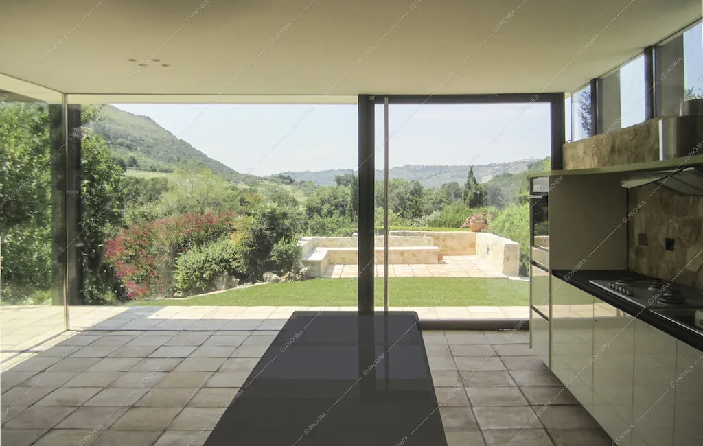 Le ampie vetrate della villa