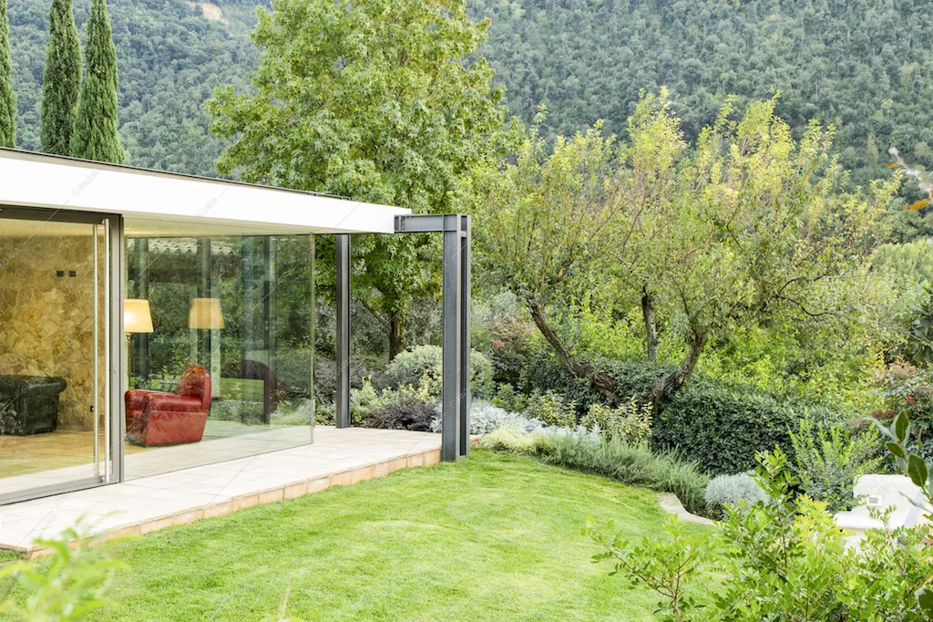 Il giardino e le vetrate illuminate