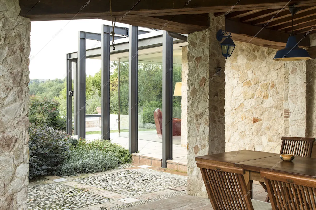 Il portico in pietra della Location Broccolo