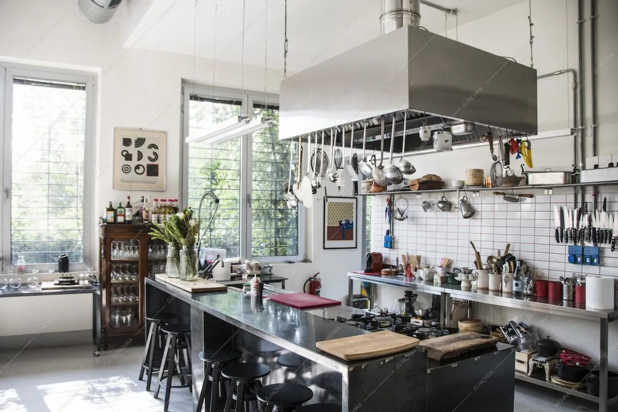 Cucina a isola e ampie finestre