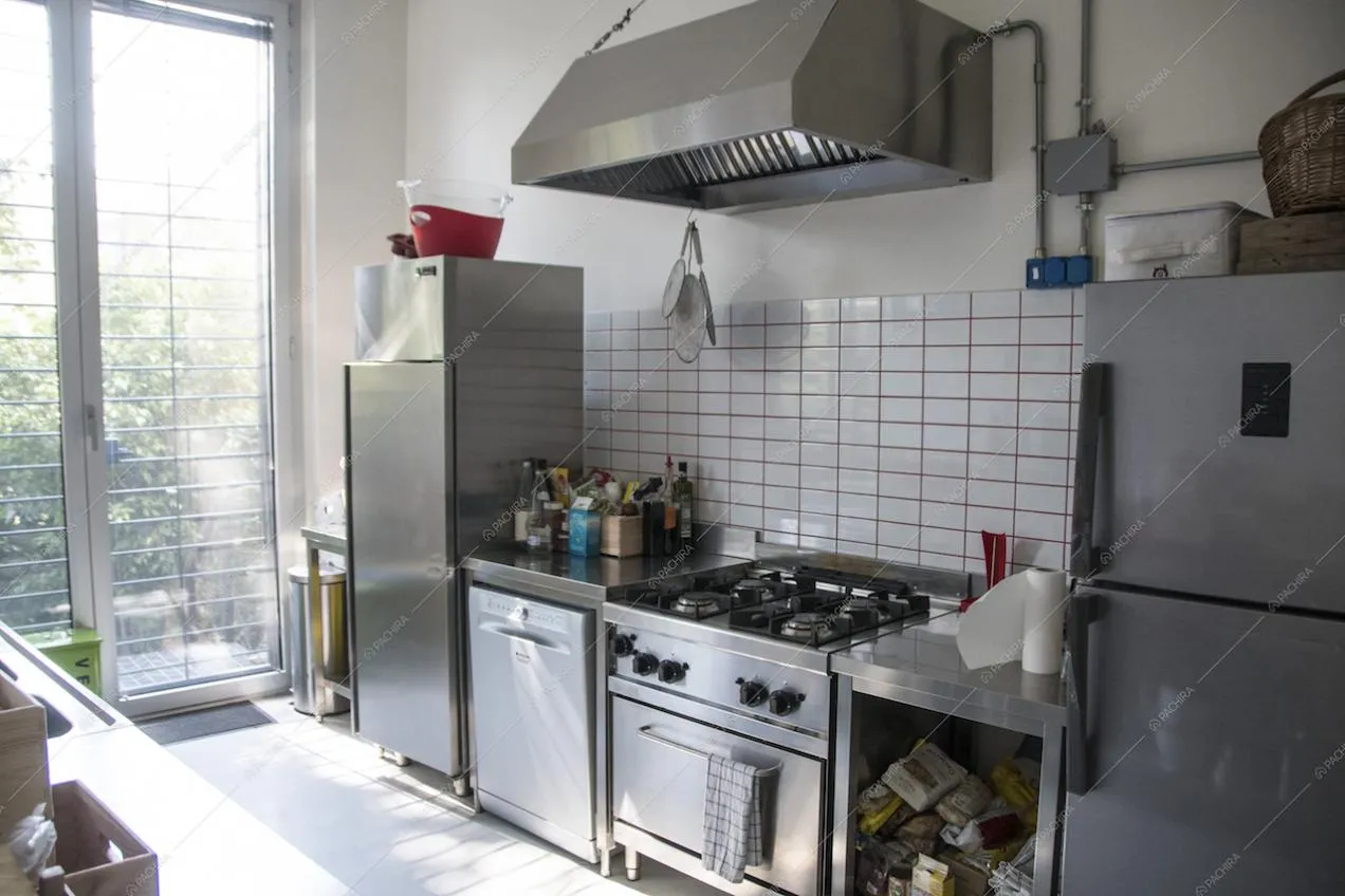 Cucina in acciaio con fornelli a gas