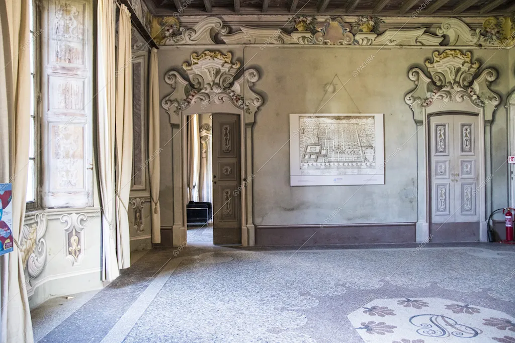 Pavimento in seminato veneziano e porte con fregi eleganti