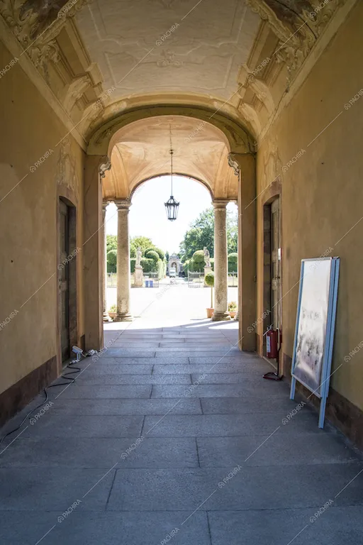 Colonne nel giardino della Location Olmo