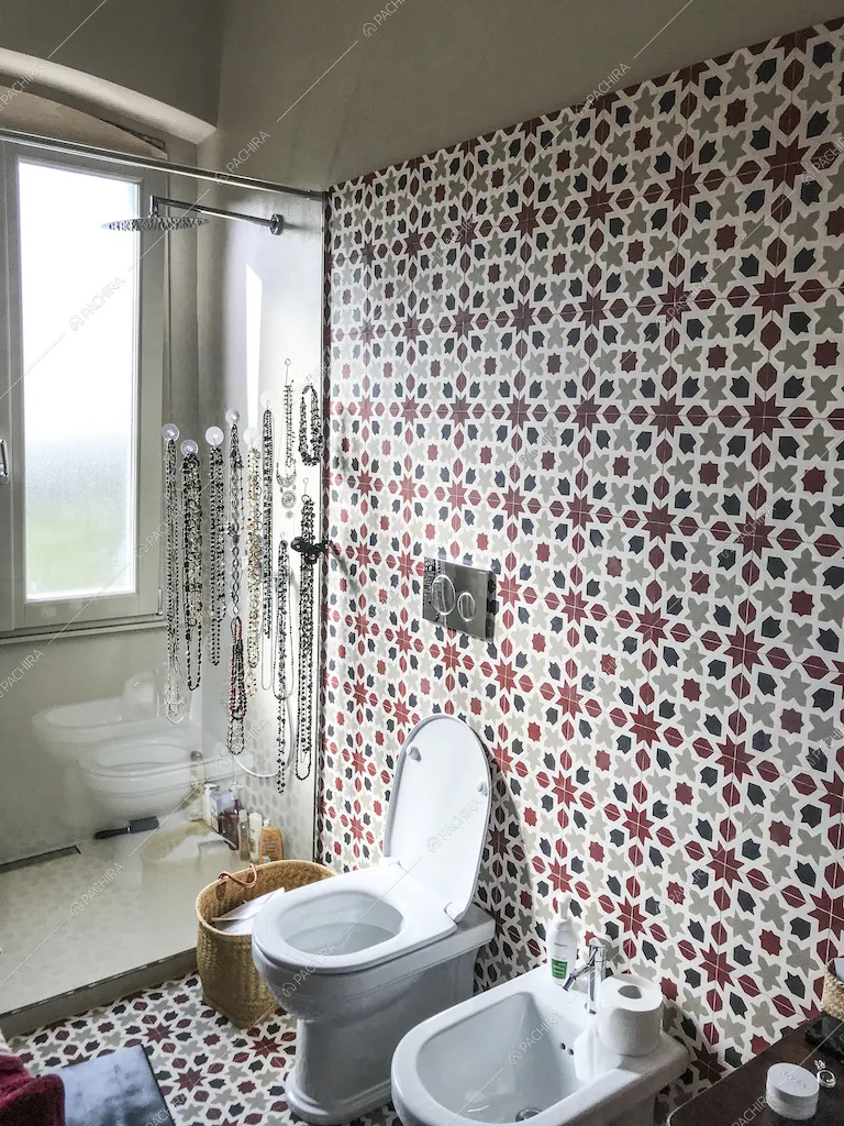 Bagno con piastrelle colorate