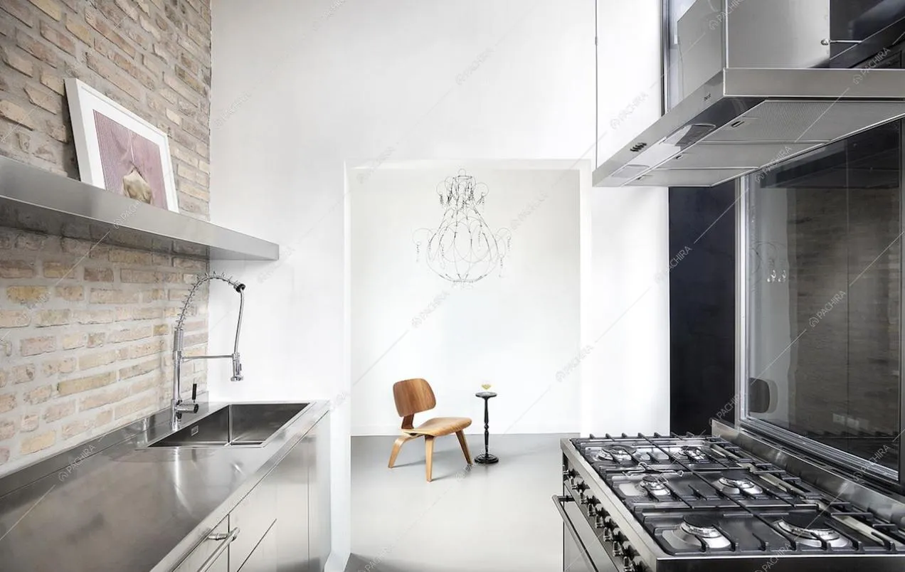 Cucina con fornelli a gas e parete in mattoni