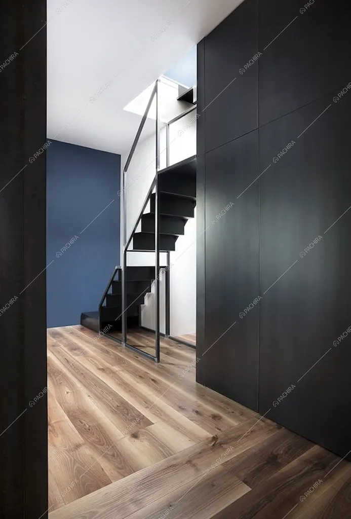 Corridoio e scale su pavimento in parquet