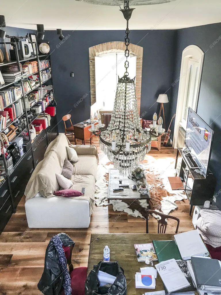 Lampadario e libreria nel living della Location Rovo
