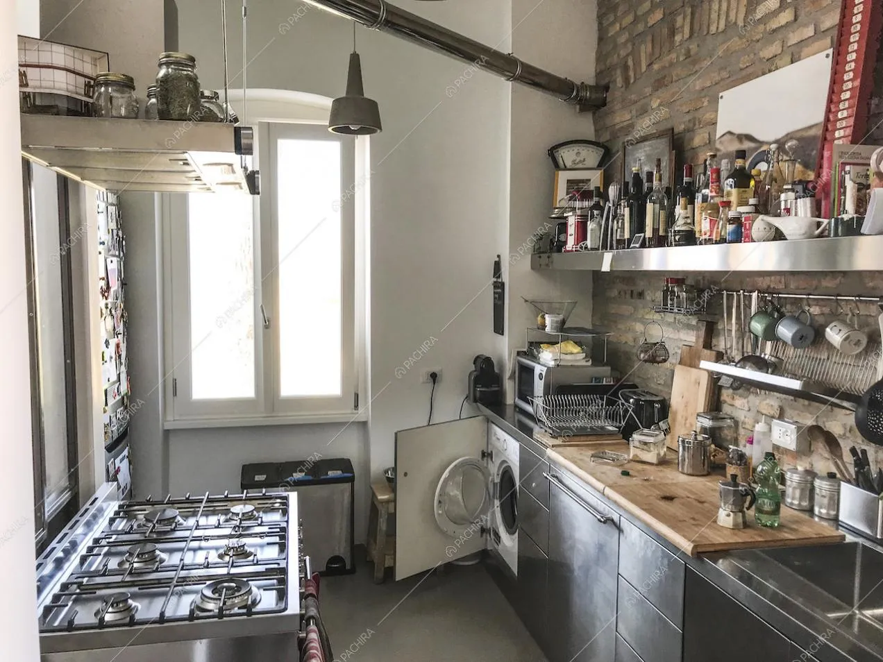 Cucina a parete con fornelli a gas e muro in mattoncini