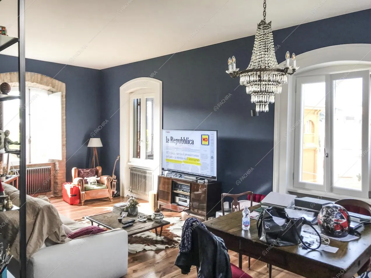 Living con lampadario e pareti blu