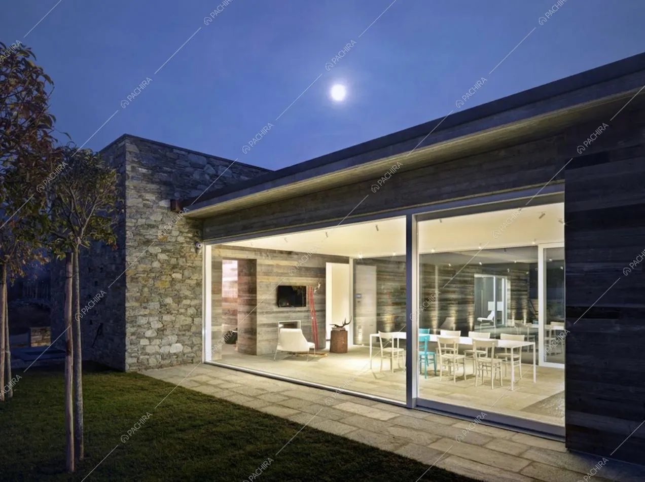 La Villa illuminata e le sue ampie vetrate