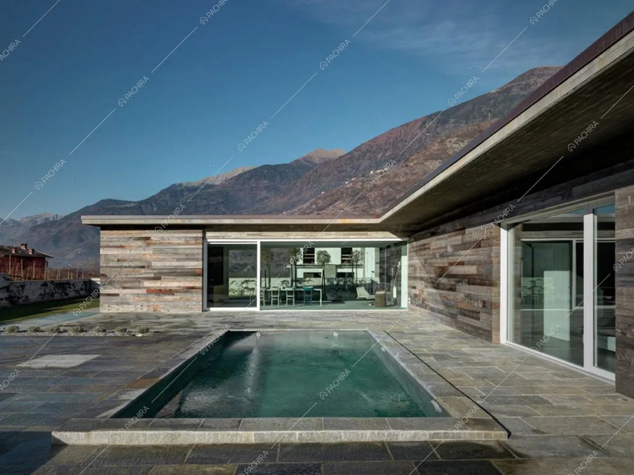 La piscina e gli esterni in legno della location Tecoma