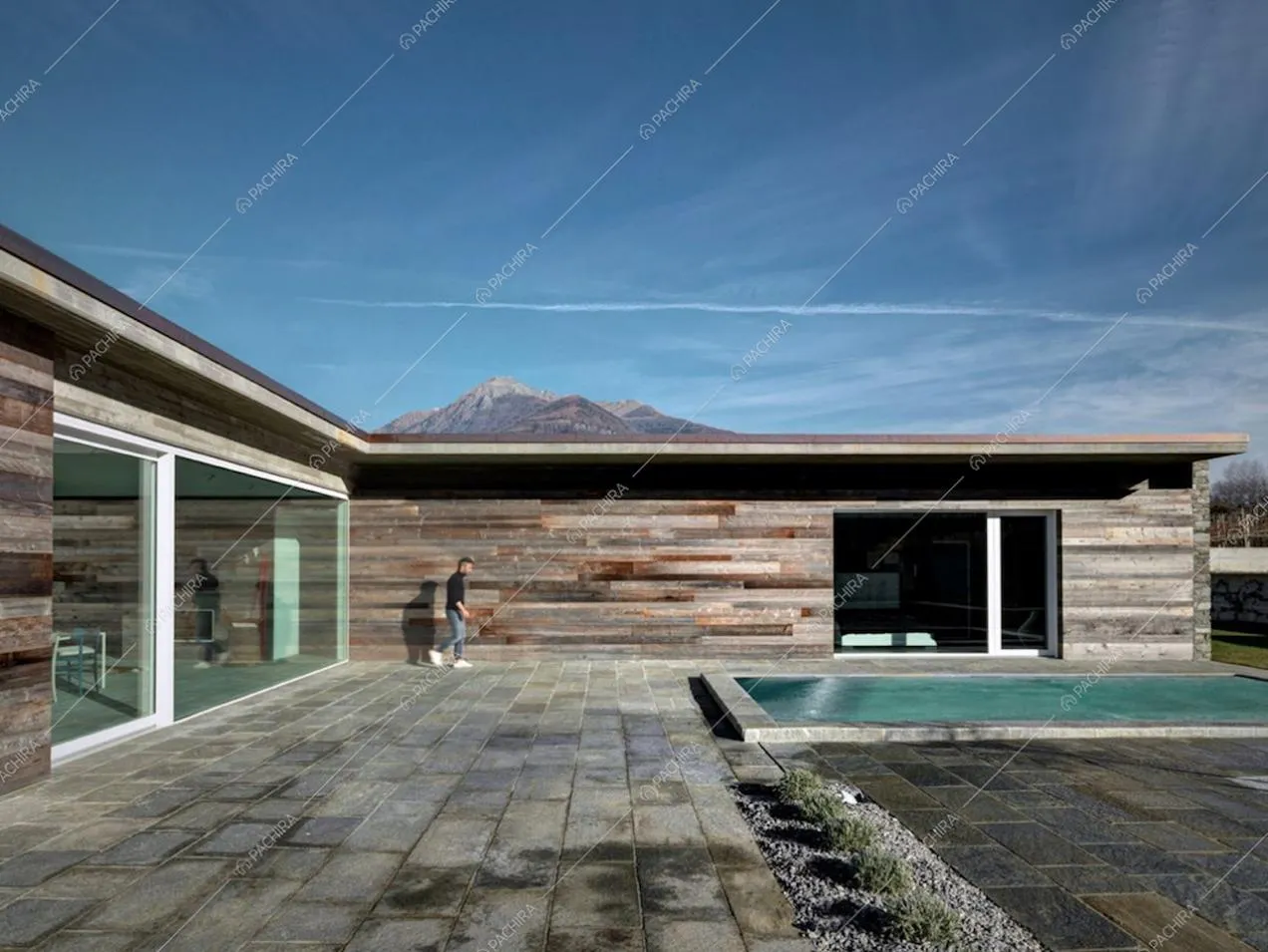 Struttura in legno, ampie vetrate e piscina esterna