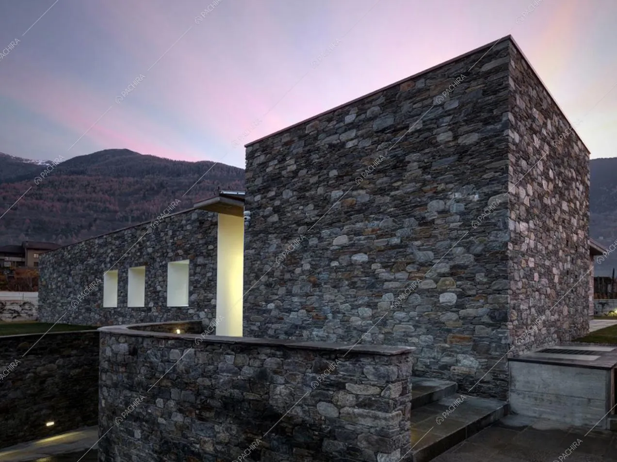 Gli esterni in pietra della Villa